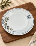 Cena de mesa com prato raso branco Family Cook com ramo de oliveira e detalhe floral azul e amarelo