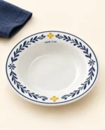 Detalhe do prato fundo branco Family Cook com folhagens azuis e pequenos detalhes amarelos