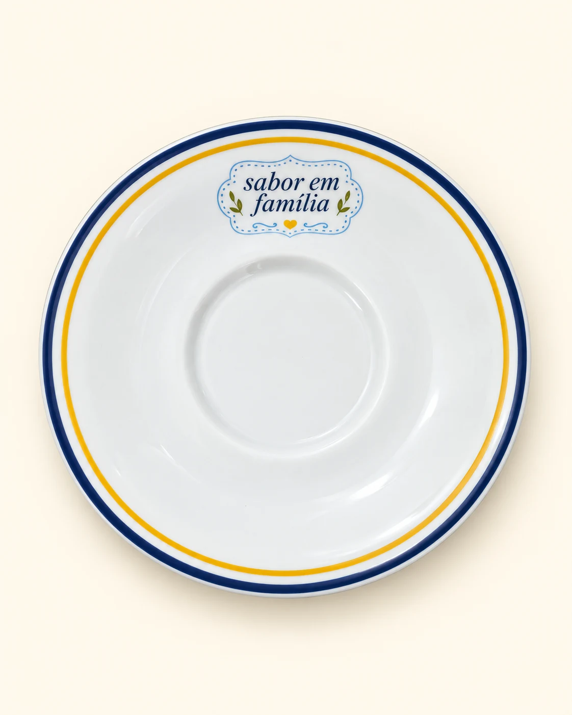 Outra vista do pires branco Family Cook com aros azul e amarelo e frase sabor em família
