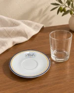 Cena de mesa com pires branco Family Cook com aros azul e amarelo e frase sabor em família