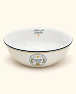Tigela rasa branca Family Cook com selo frontal e filetes azul e amarelo