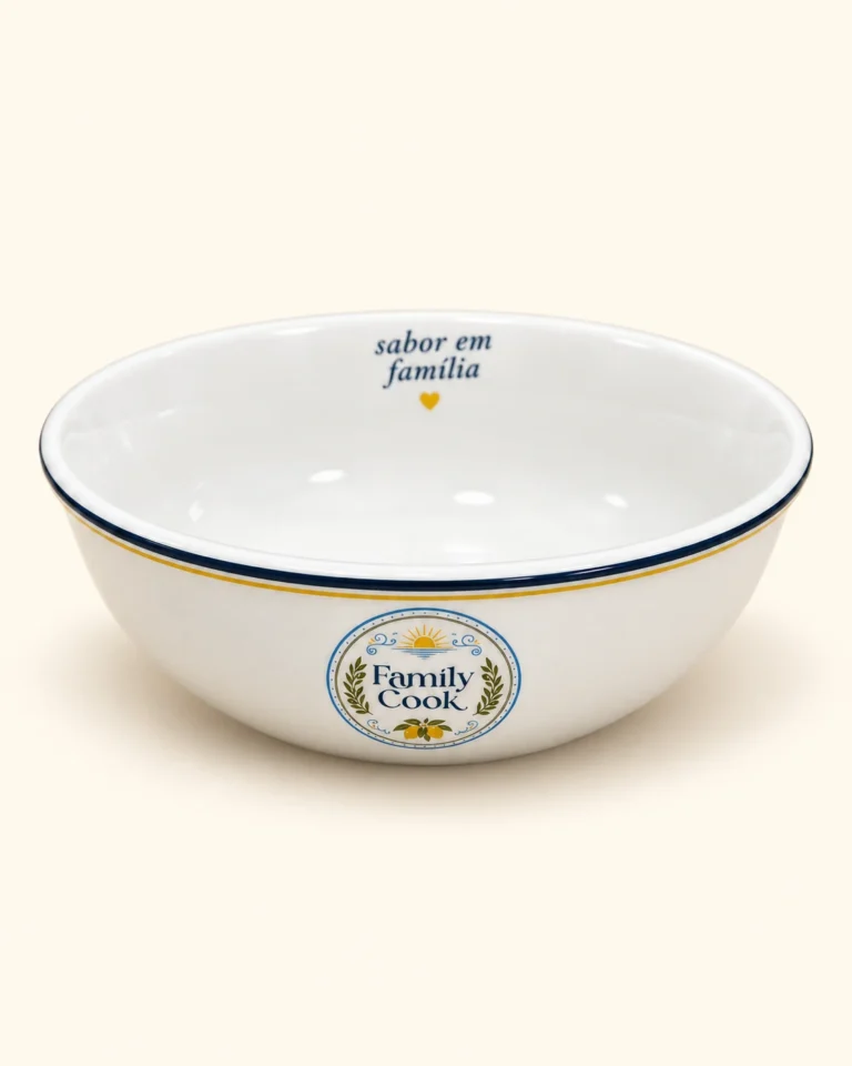 Tigela rasa branca Family Cook com selo frontal e filetes azul e amarelo