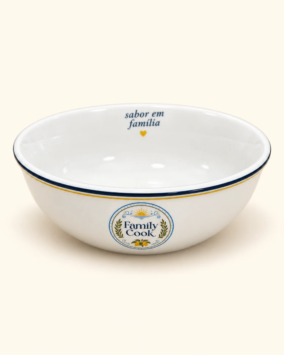Tigela rasa branca Family Cook com selo frontal e filetes azul e amarelo