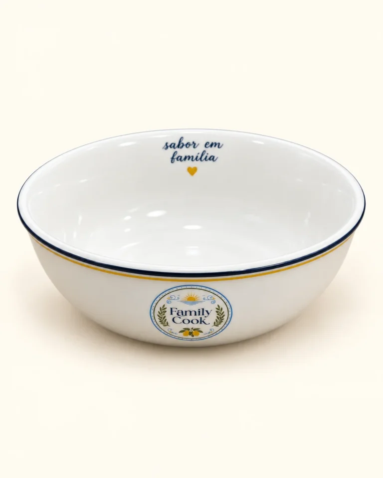 Outra vista da tigela rasa branca Family Cook com selo frontal e filetes azul e amarelo