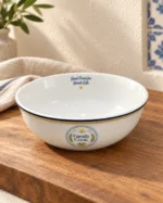 Cena de mesa com tigela rasa branca Family Cook com selo frontal e filetes azul e amarelo