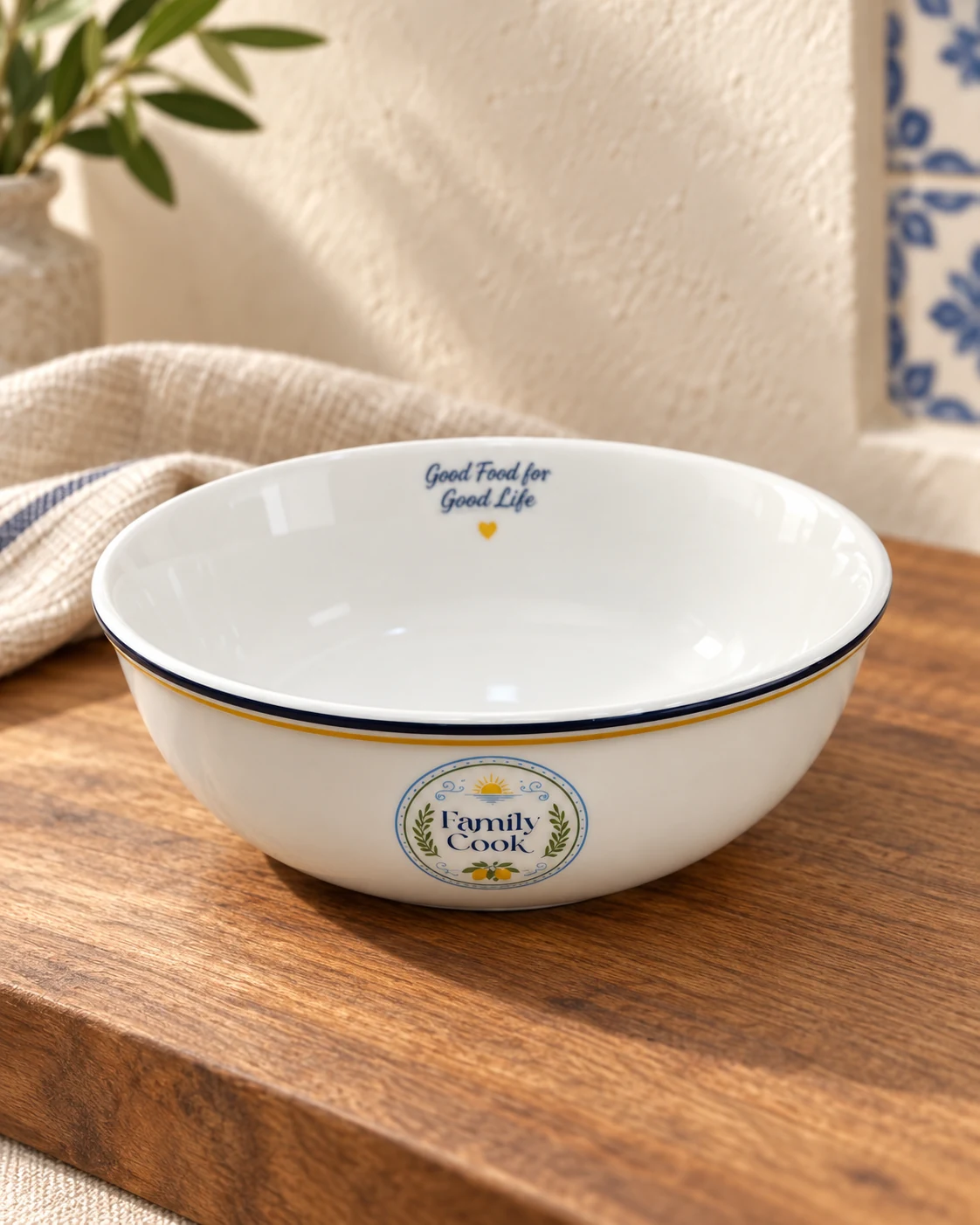 tigela branca Family Cook com borda azul e amarela e inscrição interna em uma cena de apresentação Family Cook