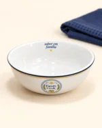 Detalhe da tigela rasa branca Family Cook com selo frontal e filetes azul e amarelo