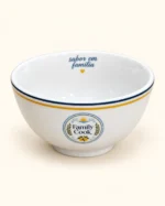 Tigela funda branca Family Cook com selo frontal e filetes azul e amarelo