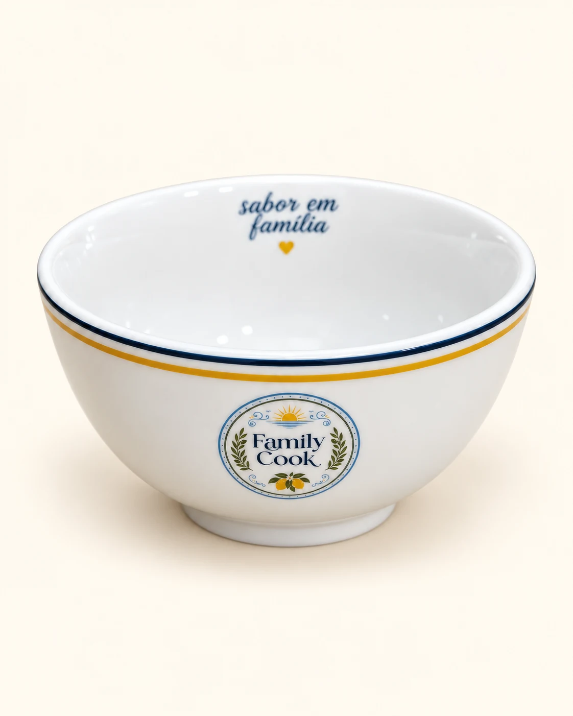 Tigela funda branca Family Cook com selo frontal e filetes azul e amarelo