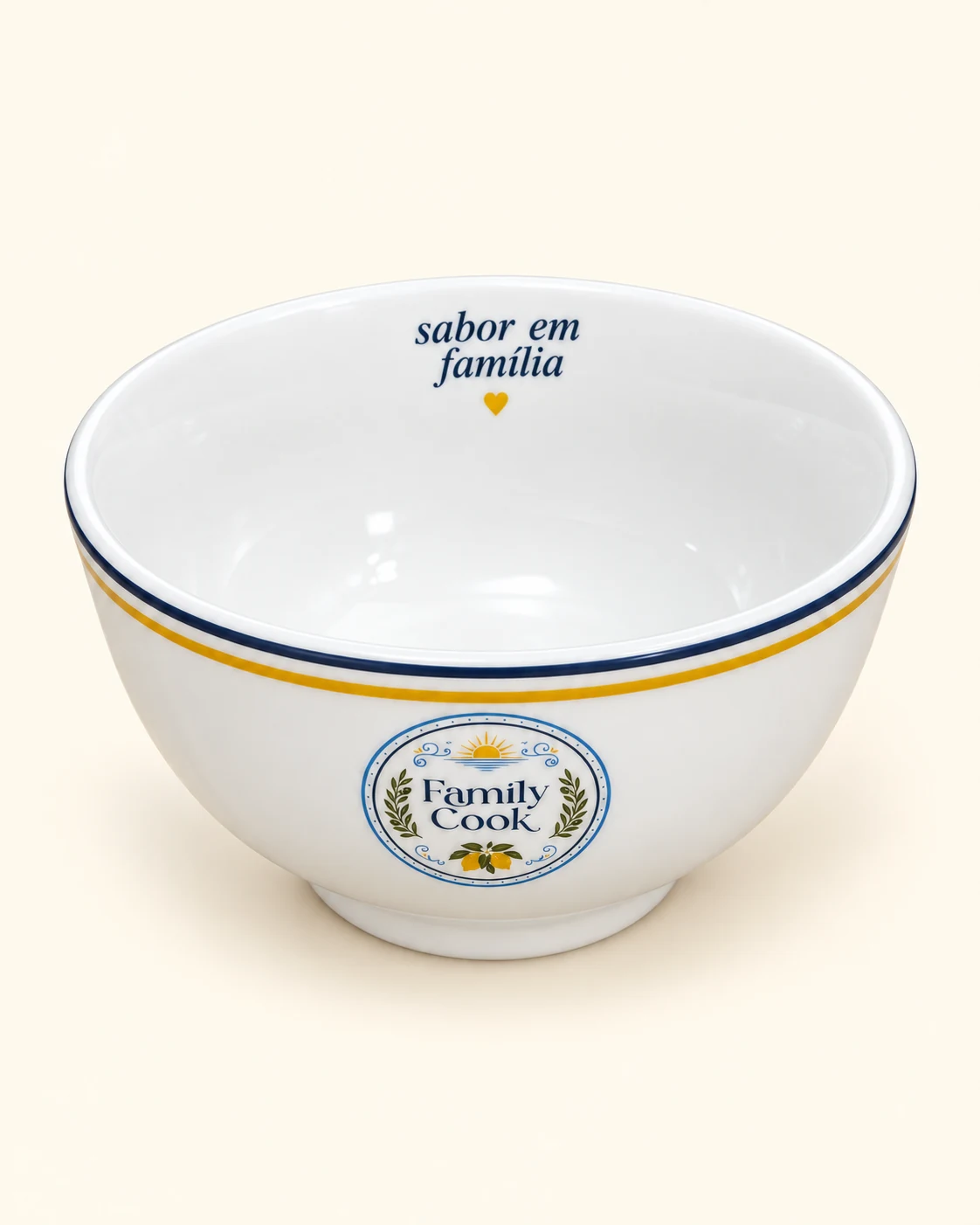 Outra vista da tigela funda branca Family Cook com selo frontal e filetes azul e amarelo