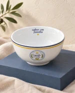 Cena de mesa com tigela funda branca Family Cook com selo frontal e filetes azul e amarelo